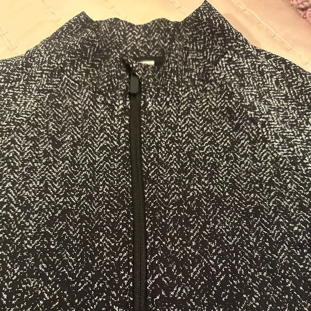 LULULEMON stretchy cropped 1/4 zip jacket sz 2